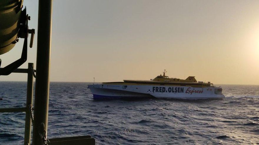 Un buque de Fred. Olsen rumbo a Canarias atraviesa la peligrosa ruta del Mar Rojo, infestada de piratas: "Por suerte, no estamos solos"