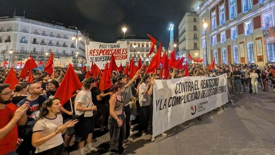 La Coordinadora Juvenil Socialista tiñe de rojo la acampada de Sol: "Tenemos más peso que los fascistas, pero no su cobertura mediática"