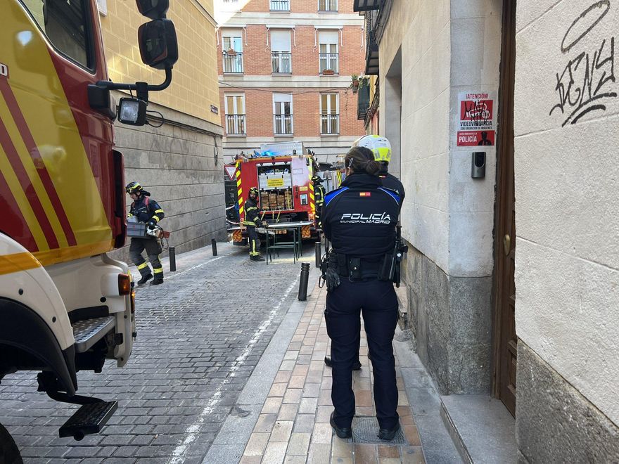 Bomberos acceden al edificio siniestrado