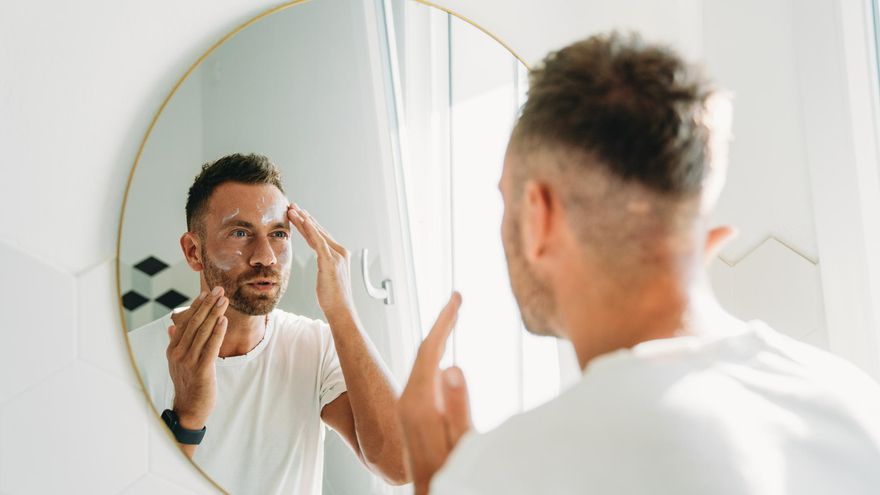 Ocho actos cotidianos que pueden estar empeorando tu acné según dermatólogas