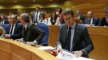 Feijóo y miembros de su gobierno y del PP, en un pleno del Parlamento