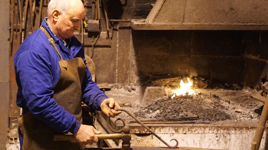 Agustín Aguirre, cuatro décadas forjando hierro en Cabuérniga: “Estos oficios no deberían de perderse porque igual hay que volver a ellos”
