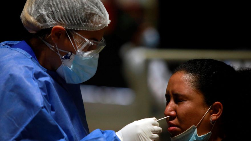 Una enfermera realiza una prueba de covid-19 a una mujer, el 12 de febrero del 2021, en Buenos Aires (Argentina). EFE/ Demian Alday Estévez
