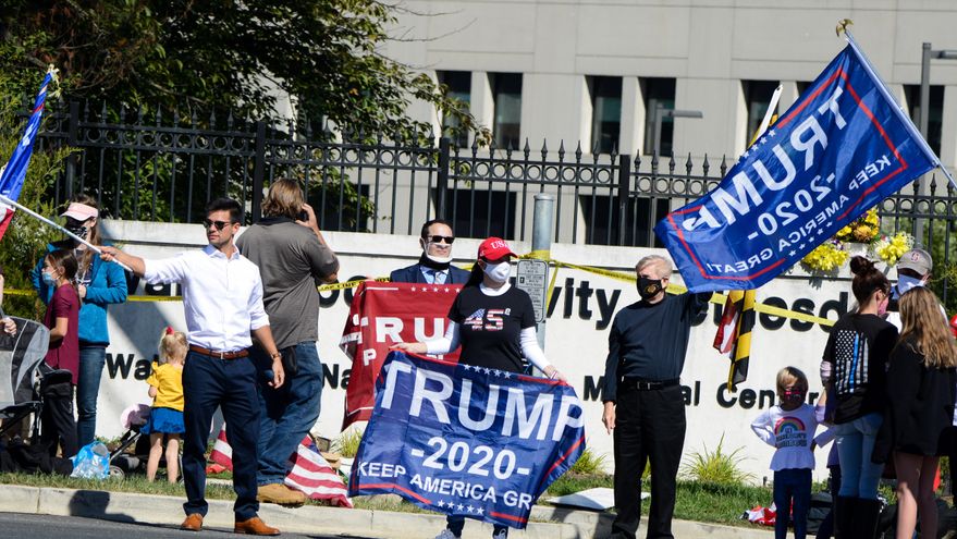 Seguidores del presidente se reúnen a las puertas del hospital donde está ingresado para trasladarle su apoyo.