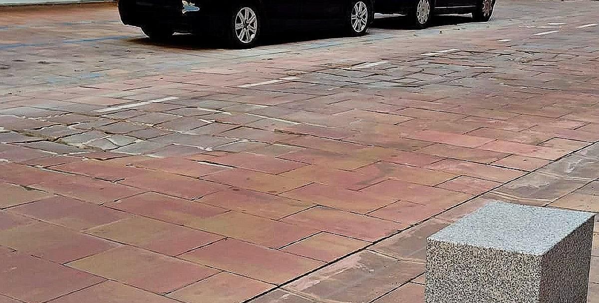 Otra imagen del firme de Padre Isla con las 'baldosas' reventadas.