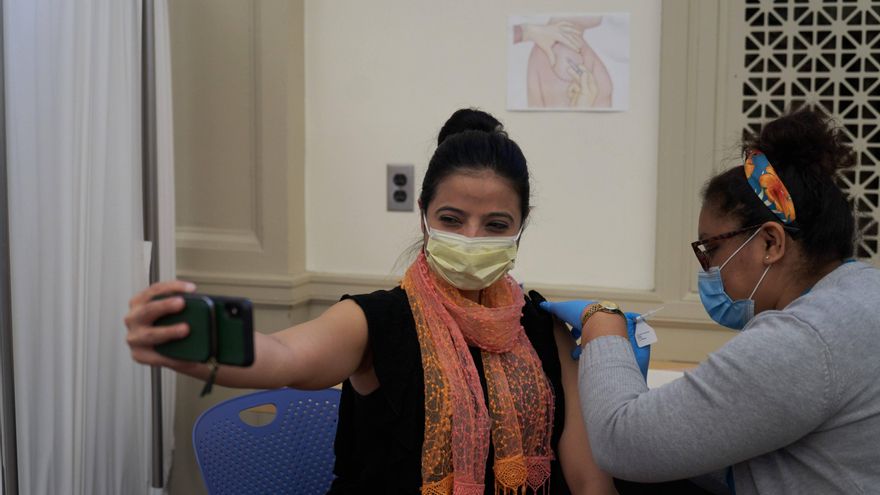 EEUU acelera la vacunación: miles de farmacias, webs de voluntarios para reservar citas y 600 millones de dosis