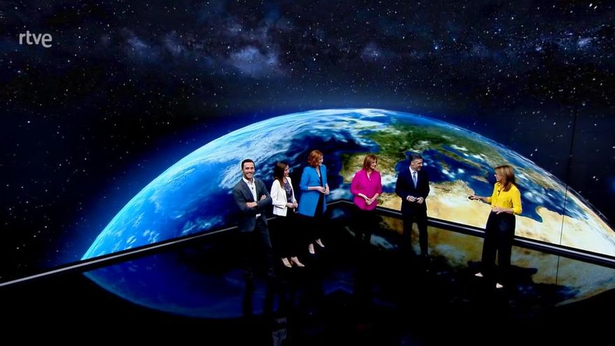 Los meteorólogos de RTVE junto a Alejandra Herranz en el Telediario 1