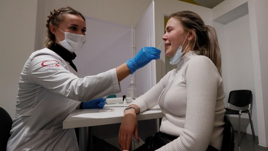 Rusia notifica por tercer día más de 40.000 casos de covid en un mes negro EFE/EPA/YURI KOCHETKOV