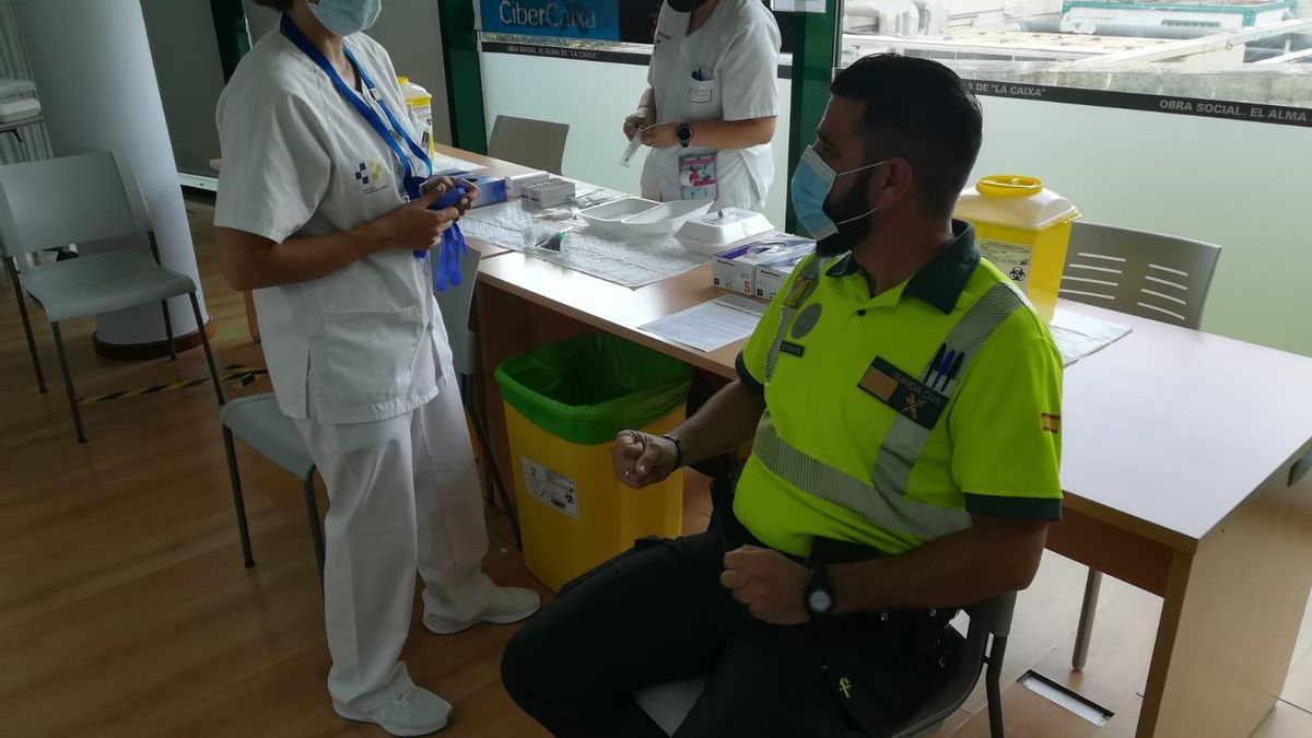 Los equipos de Vacunación de la Gerencia de Servicios Sanitarios de La Palma administran las segundas dosis de la vacuna a los integrantes de las Fuerzas y Cuerpos de Seguridad del Estado en la Isla.