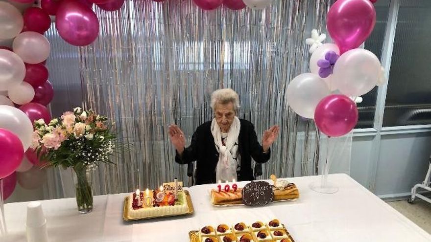 Fiesta sorpresa por el 109 cumpleaños de Ángeles de la Fuente en la residencia de Armunia, en León.