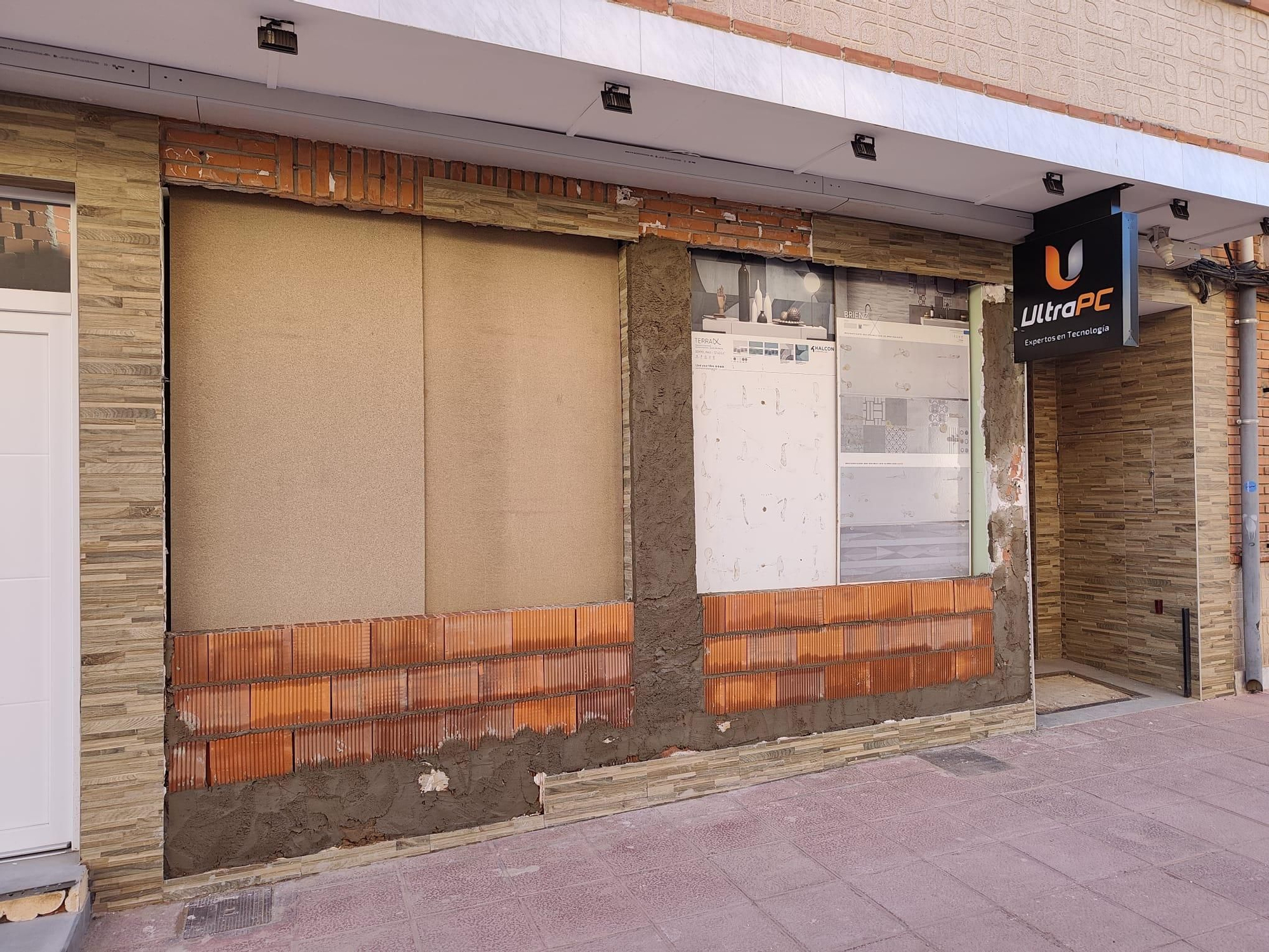 El escaparate de la tienda de informática de Jesús en Madrigueras el 9 de octubre