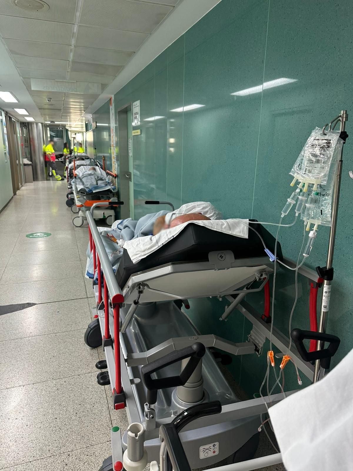 Pacientes en pasillos de las Urgencias del HUC este miércoles 27 de mayo.