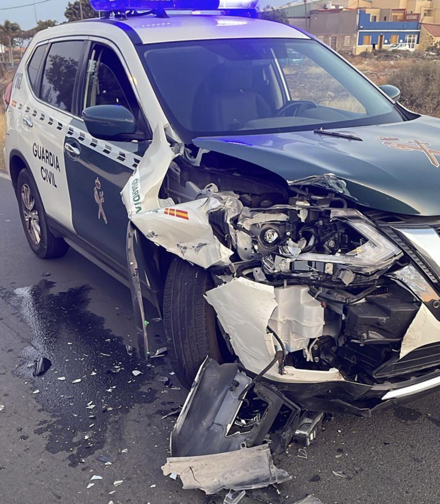 Estado en que quedó la patrulla de la Guardia Civil tras ser arrollada por el conductor a la fuga.