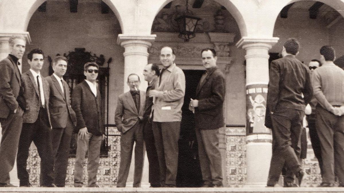 Pep Linares i altres dirigents clandestins de CCOO, a les portes del Sindicat Vertical, 1971. Arxiu FEIS.