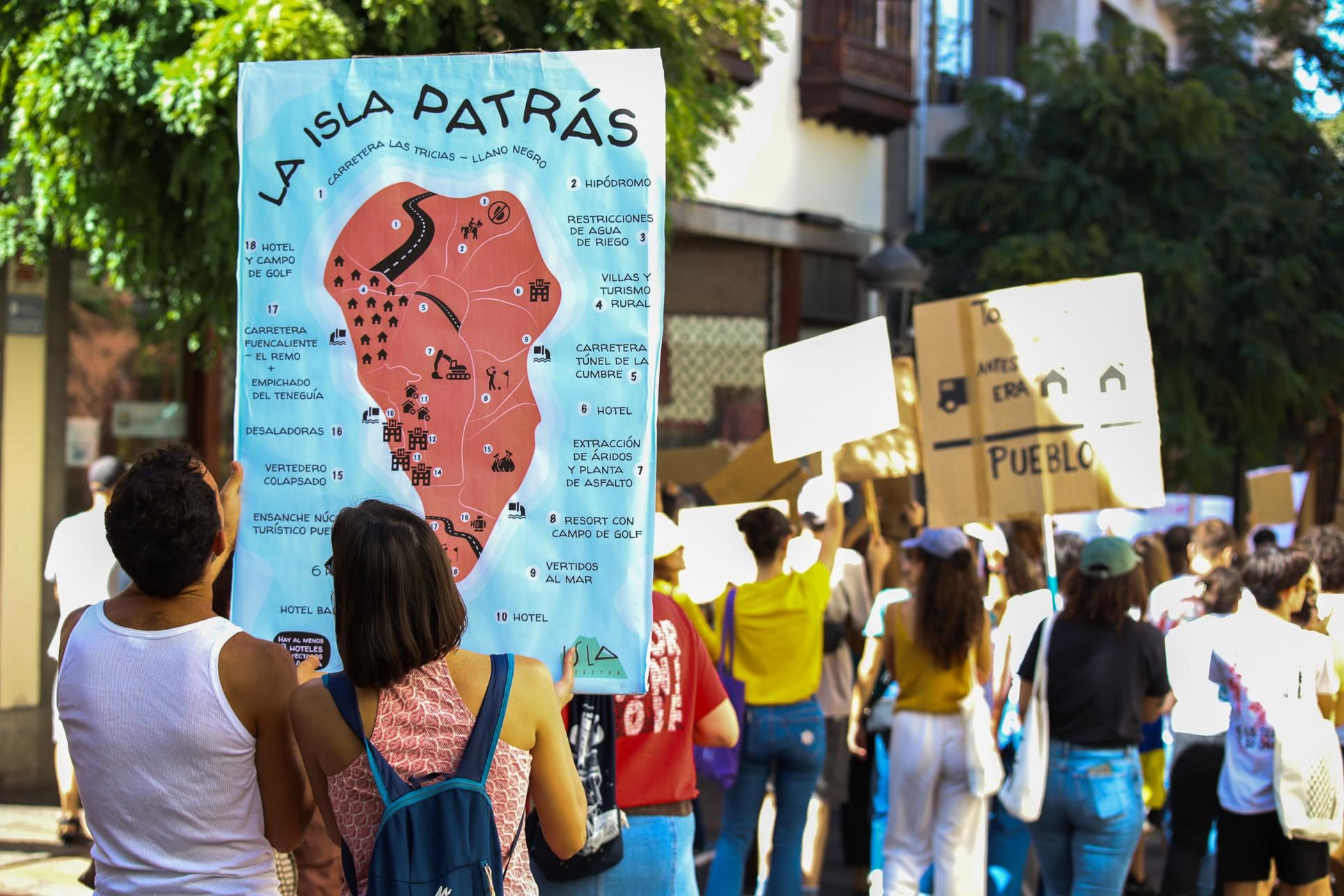 Manifestación en Los Llanos de Aridane bajo el lema 'La Palma tiene un límite'. EFE/LUIS G. MORERA