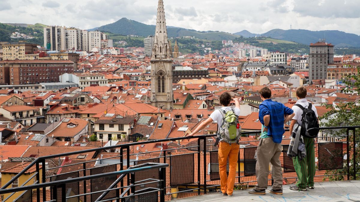 Unos turistas observan una panorámica de Bilbao.