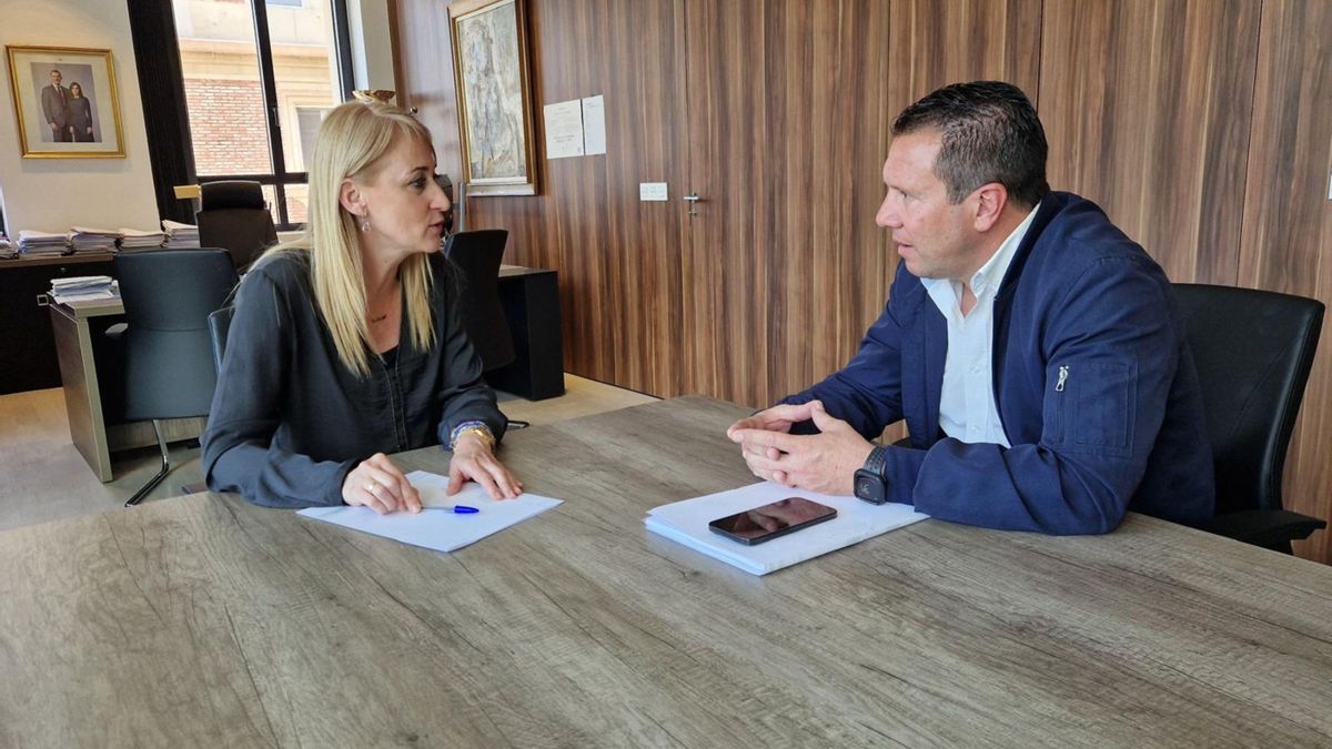 La delegada del Gobierno, Mariola Guevara, junto al alcalde de Mula, Juan Jesús Moreno