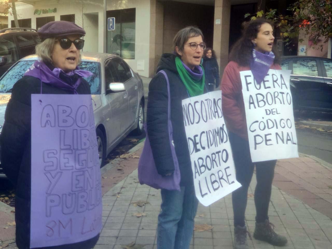 Tres feministas venidas de otras asambleas del 8M de Madrid