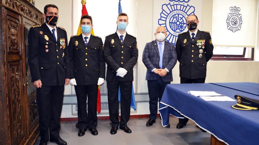 Los dos nuevos inspectores de Policía, en el acto celebrado en la comisaría leonesa.