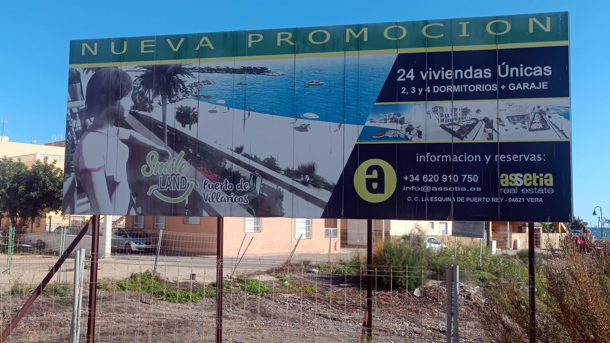 Cartel que publicita la construcción de 24 viviendas en la zona arqueológica