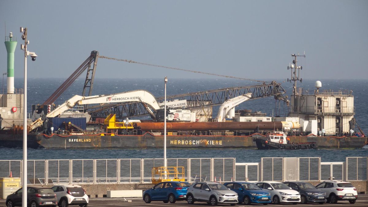 El buque remolcador Zwerver 3, que viaja con 49 polizones a bordo procedente de Senegal, ha atracado en el puerto de Los Mármoles (Arrecife) hacia las 18:00 hora insular. El buque, con bandera neerlandesa y destino al puerto de Amberes (Bélgica), partió desde Dakar (Senegal) hace diez días.