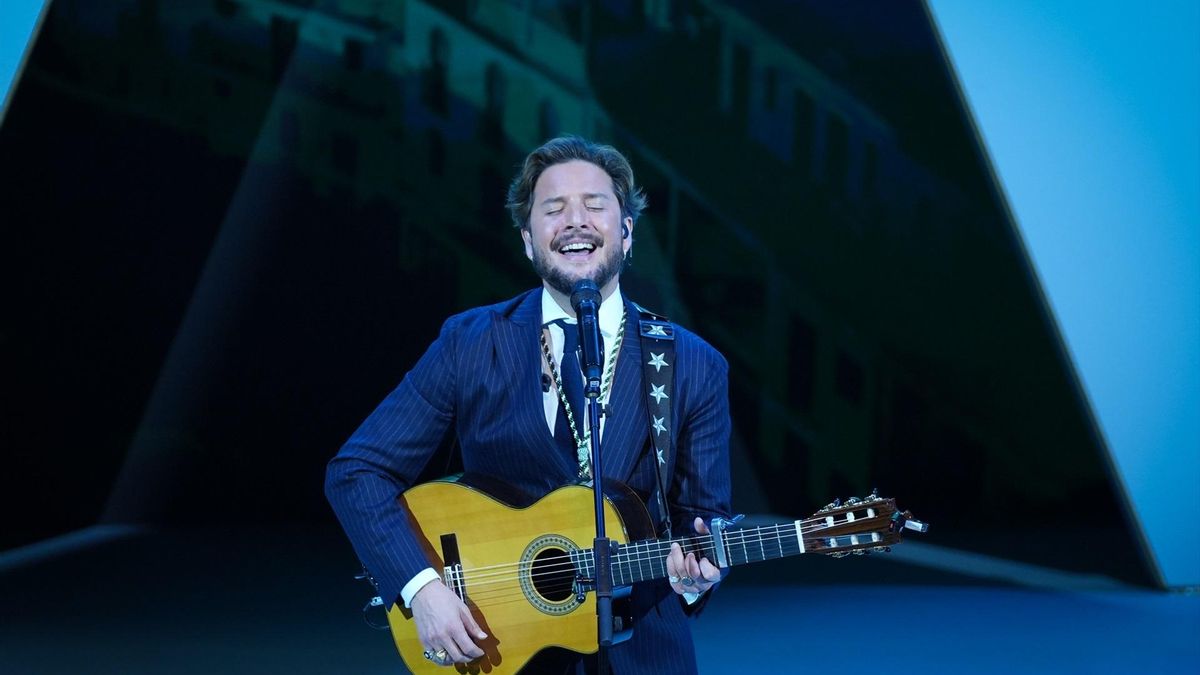 A voz y guitarra, Manuel Carrasco interpreta un sentido himno de Andalucía tras ser nombrado Hijo Predilecto