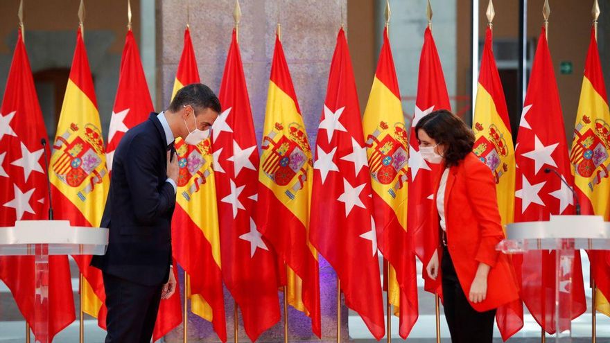 La presidenta de la Comunidad de Madrid, Isabel Díaz Ayuso, y el presidente del Gobierno, Pedro Sánchez, se saludan durante una comparecencia en 2020.