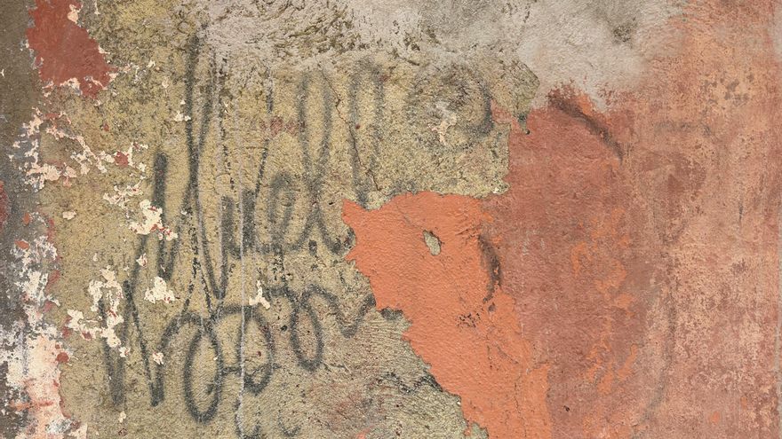 Intento desesperado por salvar un graffiti de Muelle en un muro de La Latina