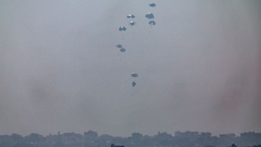 Jordania y Emiratos lanzan 25 toneladas de ayuda humanitaria sobre Gaza