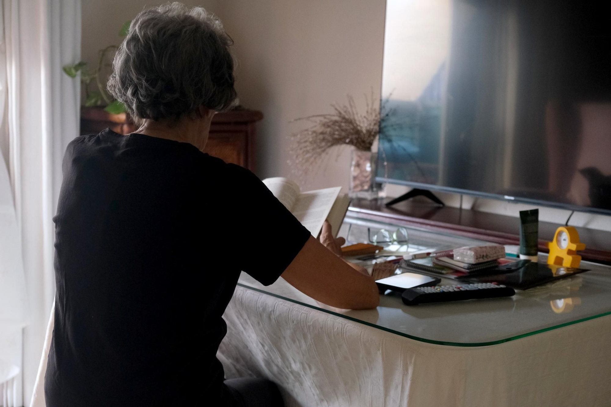 Rosario, de espaldas para preservar su identidad, en la vivienda en la que lleva más de 40 años