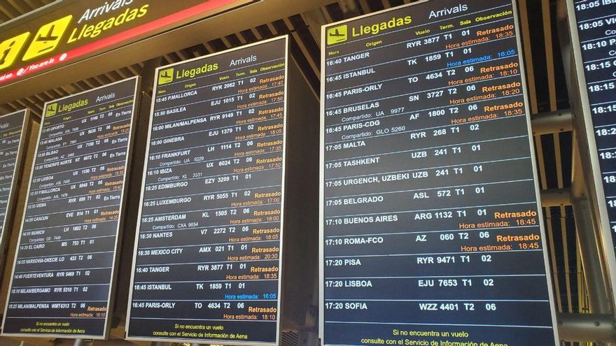 Pantallas con el estado de los vuelos en el aeropuerto de Madrid Barajas.
