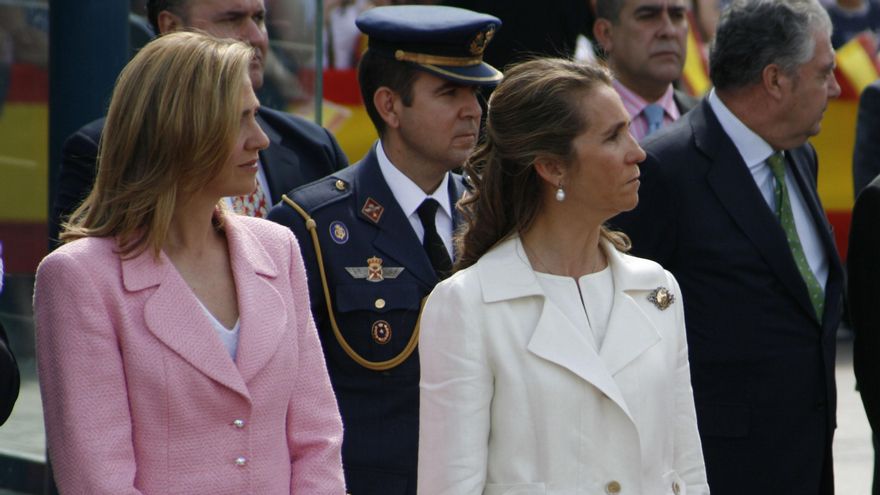 Las infantas durante un acto.