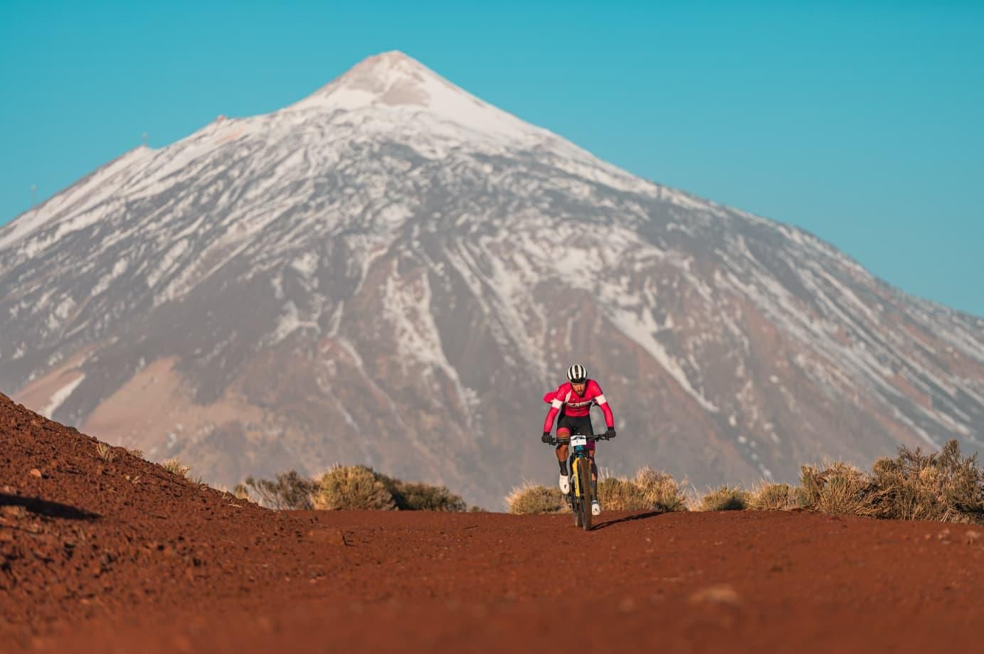 El ciclista palmero Pedro Rodríguez Mesa con el Teide al fondo. DAVID MALLEDO