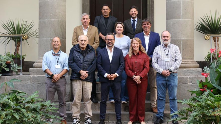 El Parlamento aprueba la iniciativa del PP para otorgar a Santa Cruz de La Palma la Medalla de Oro de Canarias como "primer ayuntamiento democrático de España"