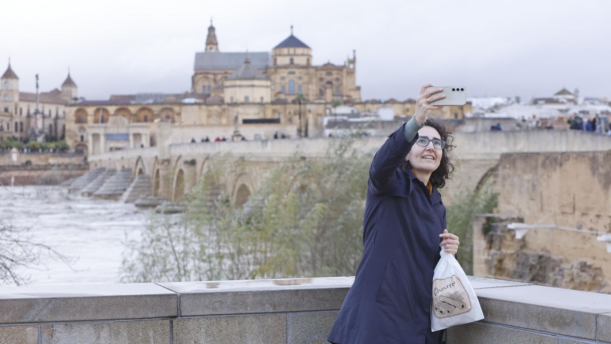 El río Guadalquivir aumenta su caudal a su paso por Córdoba