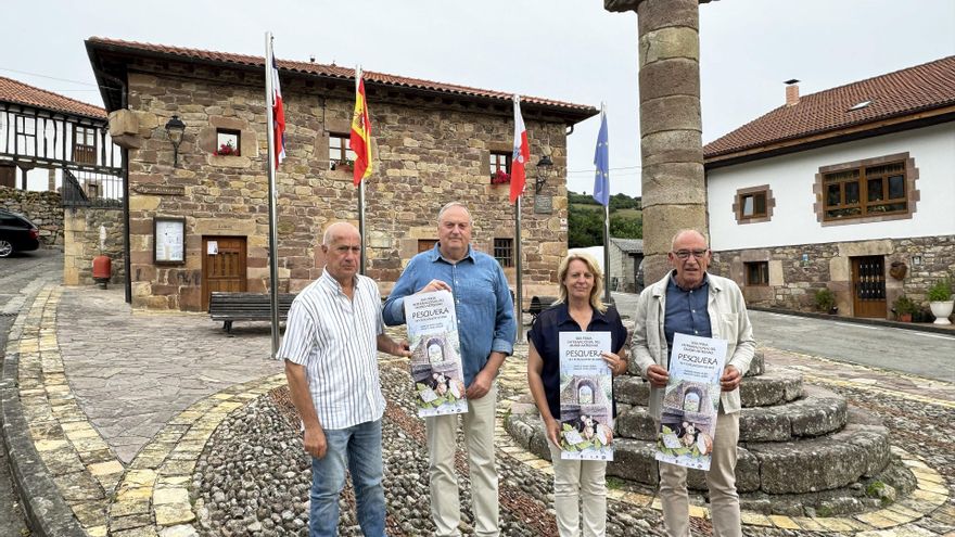 La consejera de Desarrollo Rural, María Jesús Susinos, presenta el cartel de la Feria Internacional del Queso de Pesquera.