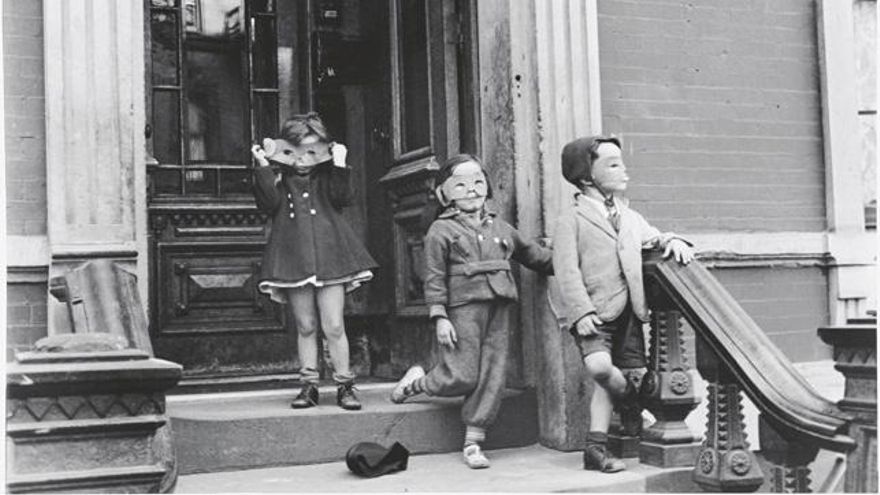 Las imágenes nunca vistas de Helen Levitt, la fotógrafa que retrató durante casi un siglo el Nueva York más humilde