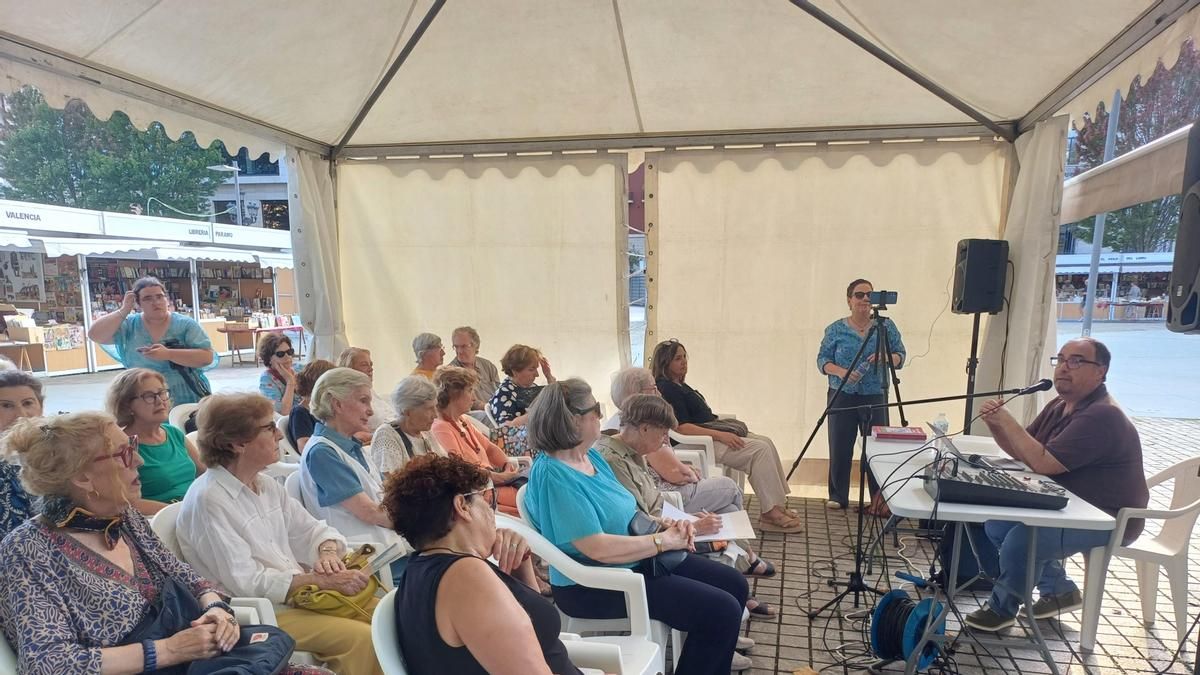 La Feria del Libro Viejo de Santander contraprograma al eclipse: 25 personas ajenas al fenómeno del siglo