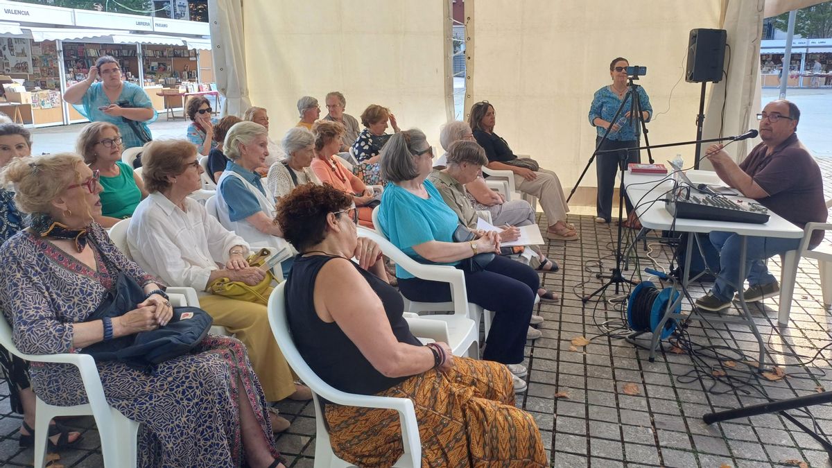 Público asistente a la charla de la Feria del Libro Viejo de Santander a la hora del eclipse.