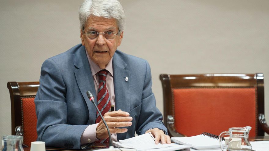 El consejero de Administraciones Públicas, Justicia y Seguridad del Gobierno de Canarias, Julio Pérez, durante una comisión parlamentaria para presentar la estrategia para la memoria histórica de Canarias.