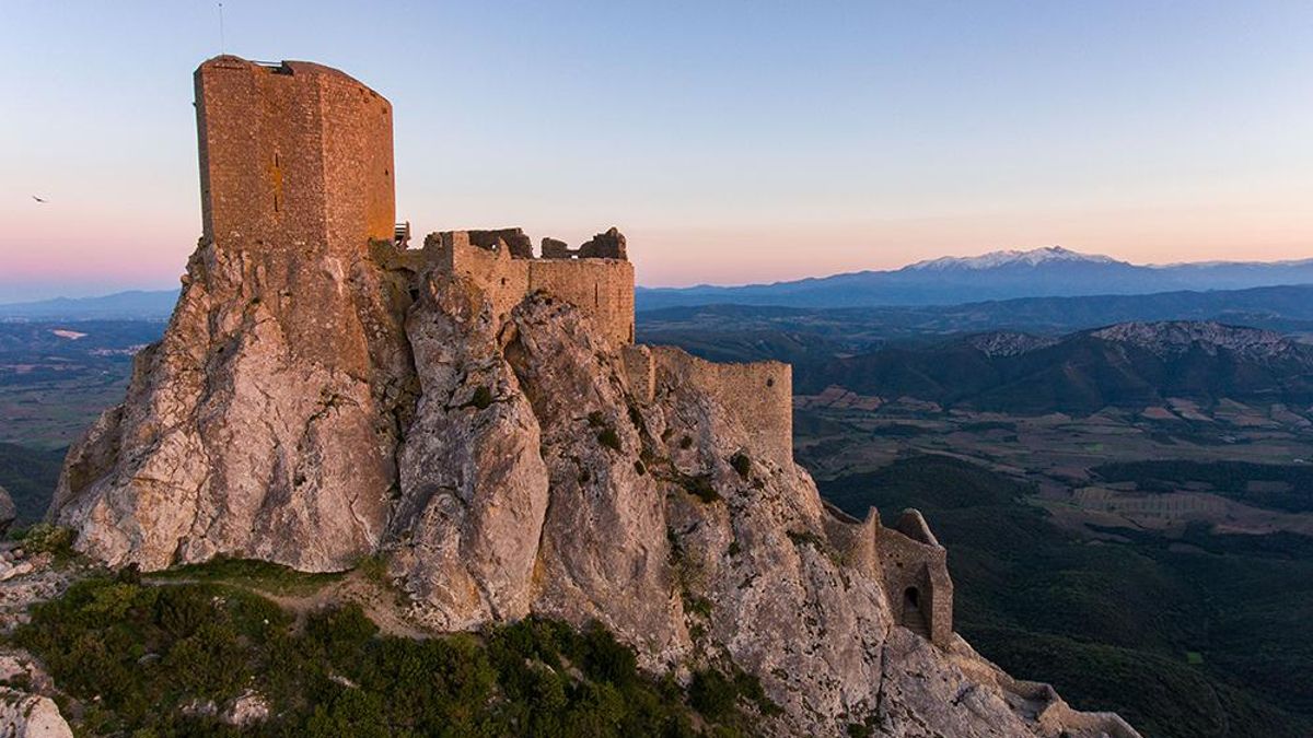 De excelentes vistas sobre los Pirineos y el Mediterráneo, en este castillo francés se puede visitar su magnífica sala gótica en la mazmorra