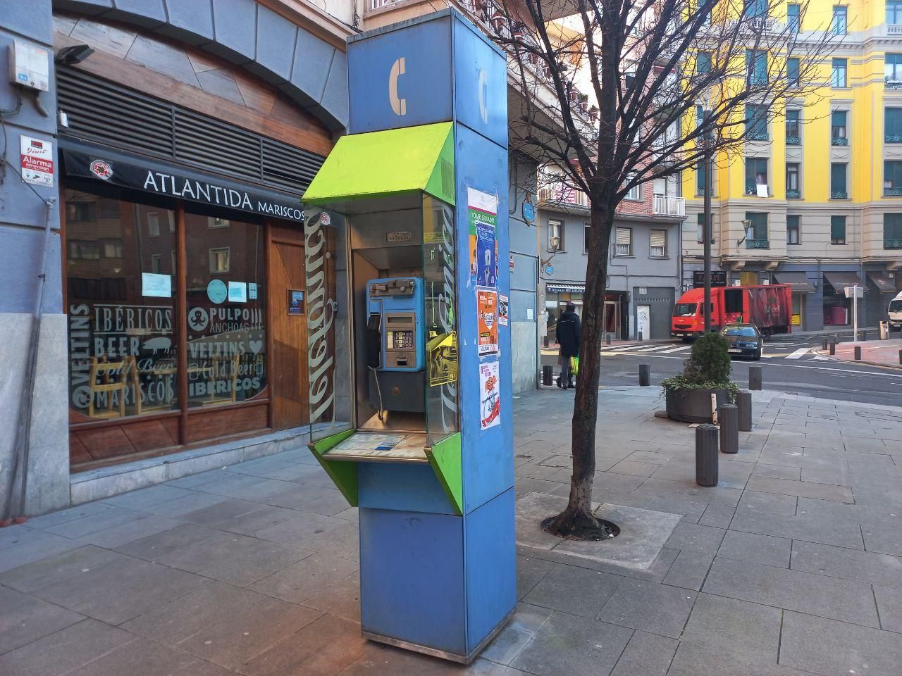 Cabina de teléfono en la Plaza Moraza de Bilbao