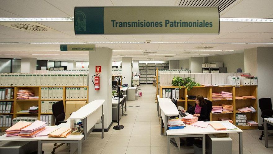 Hacienda eleva su oferta a los funcionarios con subida salarial revisable del 3,5% en 2023 y del 2,5% en 2024