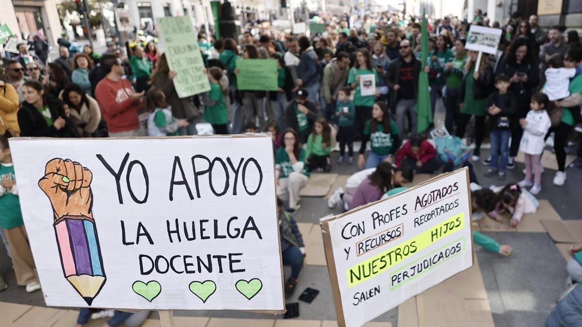 Concentración convocada por las familias de la escuela pública madrileña en apoyo al profesorado en huelga indefinida, este 24 de octubre en la Consejería de Educación de la Comunidad de Madrid