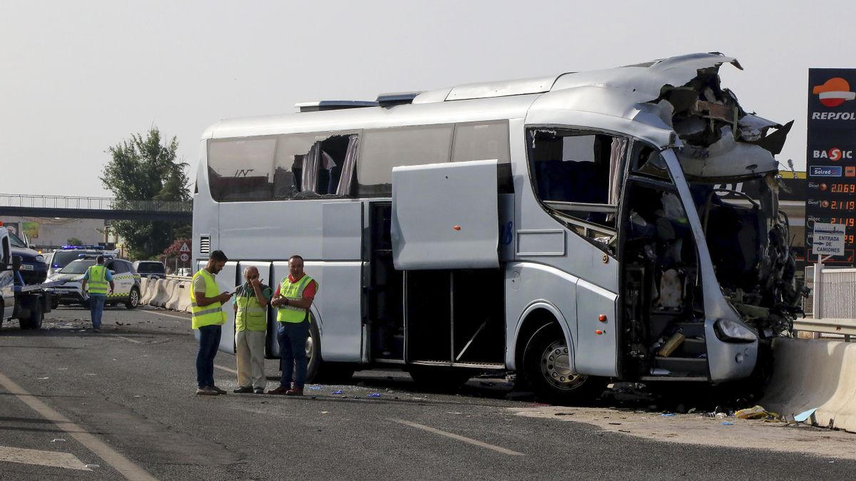 Un muerto y 35 heridos al chocar dos autobuses y un coche en Granada