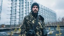 Raúl Moreno delante del Radar Duga o Pájaro Carpintero que usaba la URSS como escudo antimisiles durante la Guerra Fría.