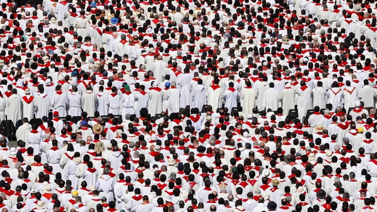 Las bancadas de curas en San Pedro.