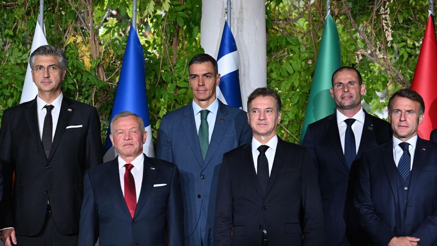 El presidente del Gobierno, Pedro Sánchez, posa junto a los líderes de los países UE MED-9 y al Rey de Jordania, Abdalá II, a 20 de octubre de 2025, en Portoroz (Eslovenia).