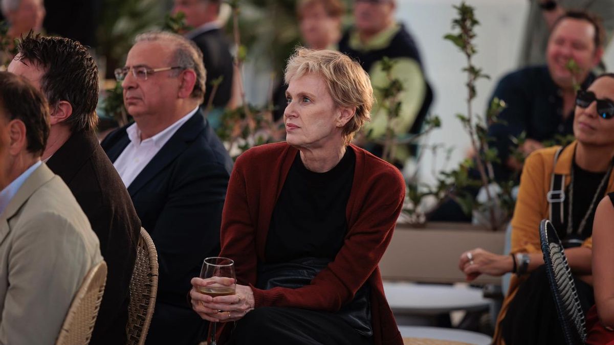 Siri Husvedt, poco antes de que el delegado del Gobierno, Alfonso Rodríguez, a su espalda, le dibuje una sonrisa citando a Miguel de Cervantes.