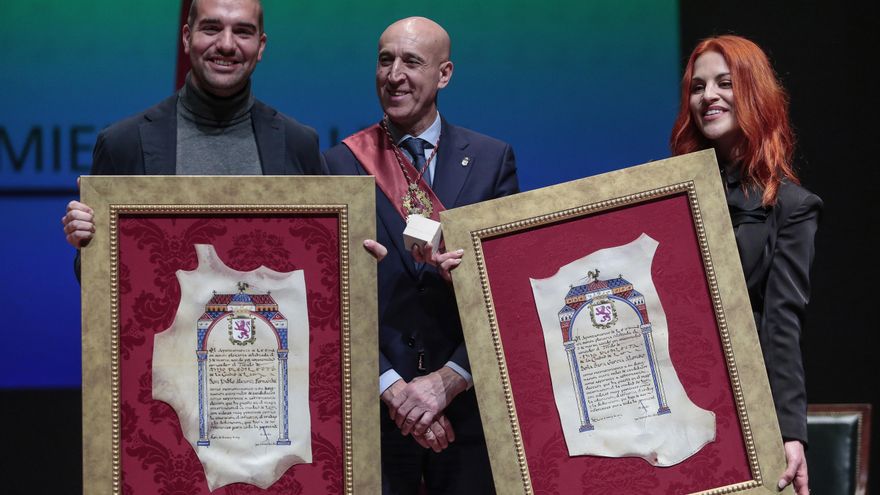 Los astronautas leoneses reciben el título de Hijos Predilectos de la ciudad ante los jóvenes de León